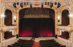 Das Stadttheater Berndorf strahlt eine elegante Atmosphäre aus, die Besucher in eine Welt voller Kunst und Kultur entführt. Die prachtvolle Architektur und die stilvollen Sitzreihen laden dazu ein, unvergessliche Aufführungen zu genießen und sich von der Magie des Theaters verzaubern zu lassen.
