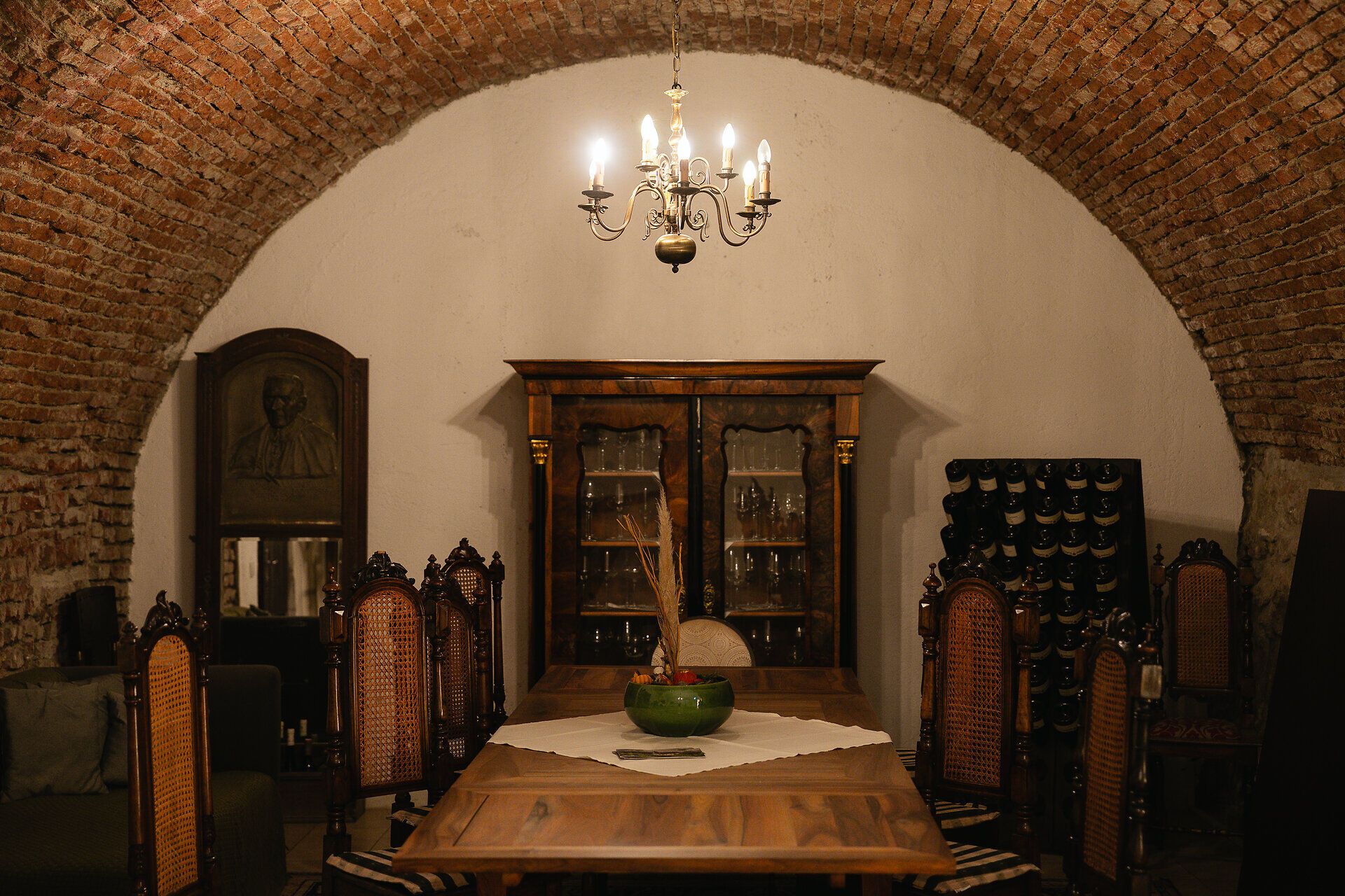 Ein Raum im Weinkeller des Freigut Thallern, ausgestattet mit dunklen Holzmöbeln. Die urige Atmosphäre verleiht dem Raum einen rustikalen und gemütlichen Charme.