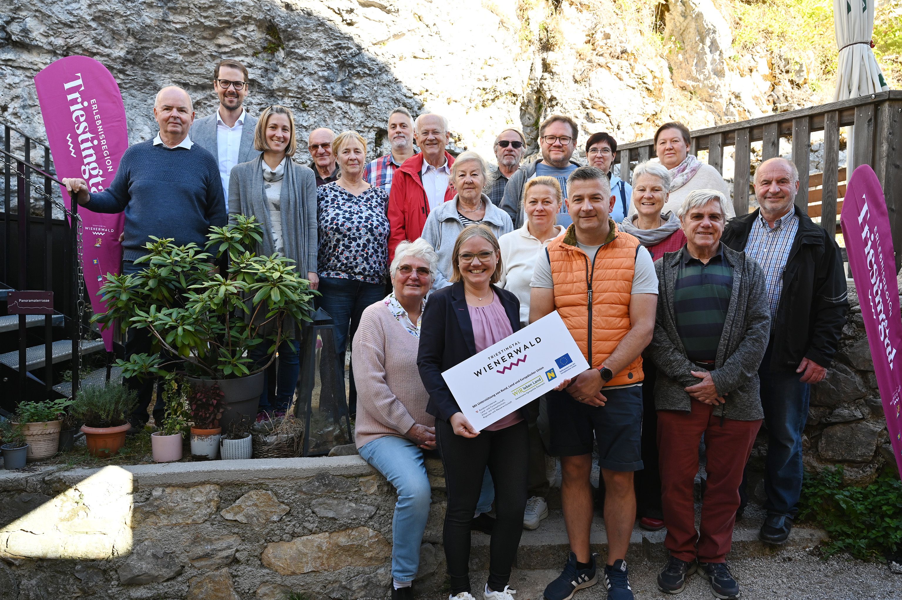 Gruppenfoto der Teilnehmerinnen und Teilnehmer des Tourismuscafés Triestingtal auf der Araburg in Kaumberg.