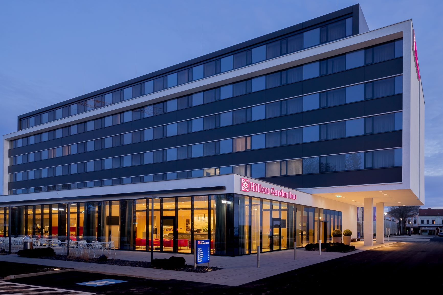 Außenansicht eines modernen Hotels bei Dämmerung.