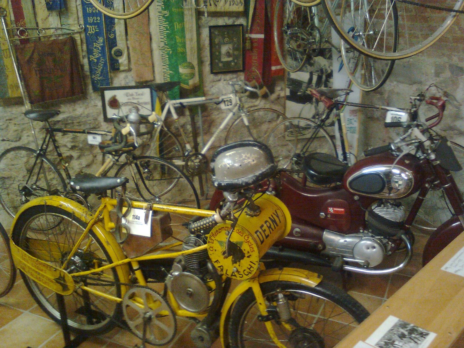 Alte Fahrräder und Motorräder im Fahrradmuseum Schloss Vösendorf.
