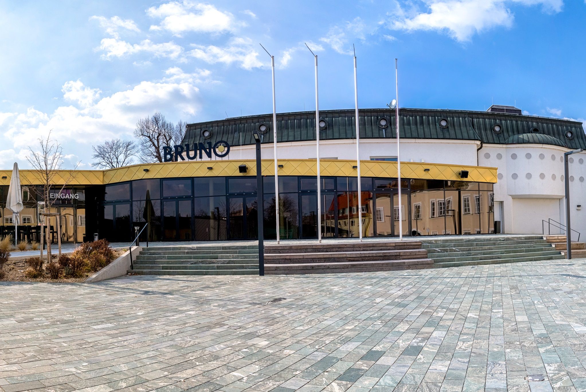 Außenansicht eines modernen Gebäudes mit der Aufschrift 'BRUNO'.