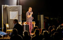 Ein lebhaftes Event im Kulturbahnhof Altenmarkt zieht die Besucher in seinen Bann. Die warme Atmosphäre und die Klänge der Musik schaffen eine unvergessliche Stimmung, während die Menschen gespannt den Darbietungen lauschen.