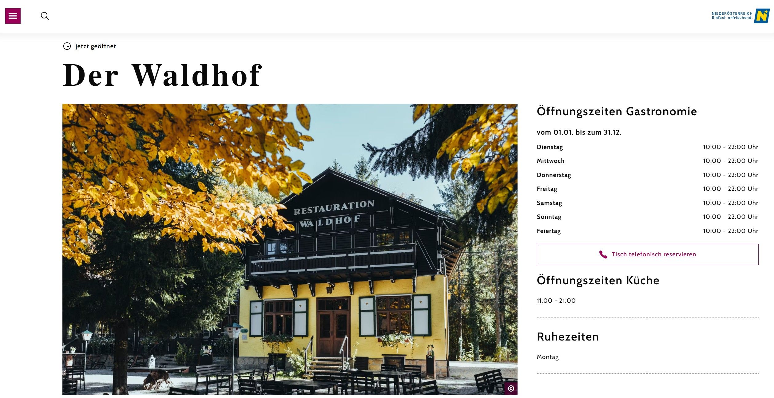 Der Waldhof, ein Gasthaus im Wienerwald in herbstlichen Ambiente dargestellt auf einer Website.