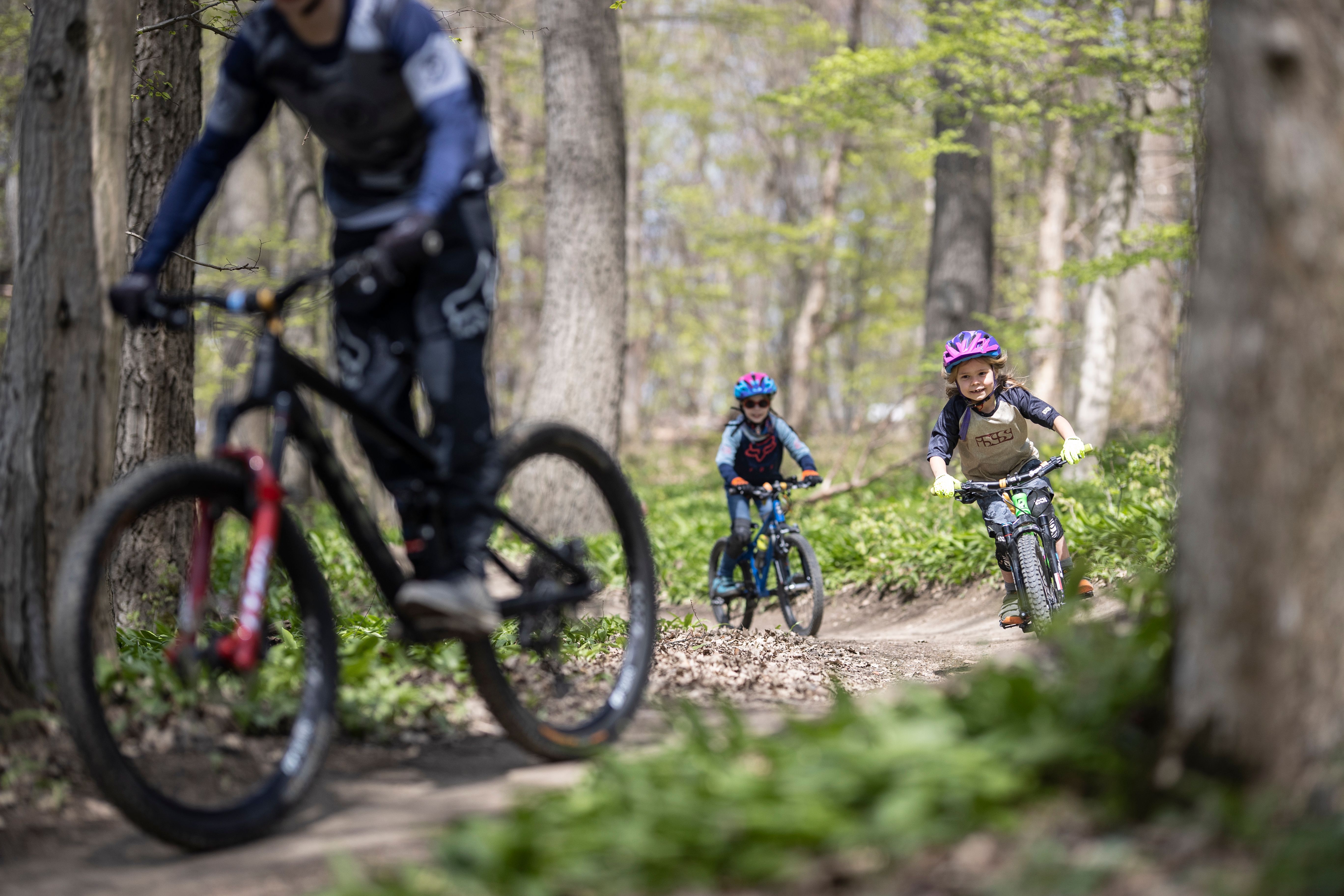 Kinder die auf einem Trail im Trailcenter Wien im Wienerwald Mountainbike fahren