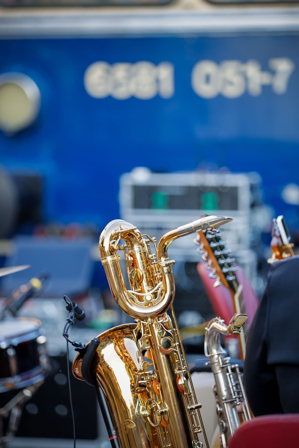 Die goldenen Blasinstrumente funkeln im Sonnenlicht und versprechen musikalische Höhepunkte. Umgeben von einer lebhaften Atmosphäre, laden die Klänge der Musik dazu ein, die Seele baumeln zu lassen und den Sommer in vollen Zügen zu genießen.