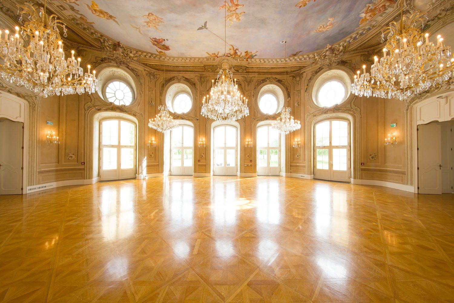 Eleganter Ballsaal mit Kronleuchtern und bemalter Decke im Conference Center Laxenburg.