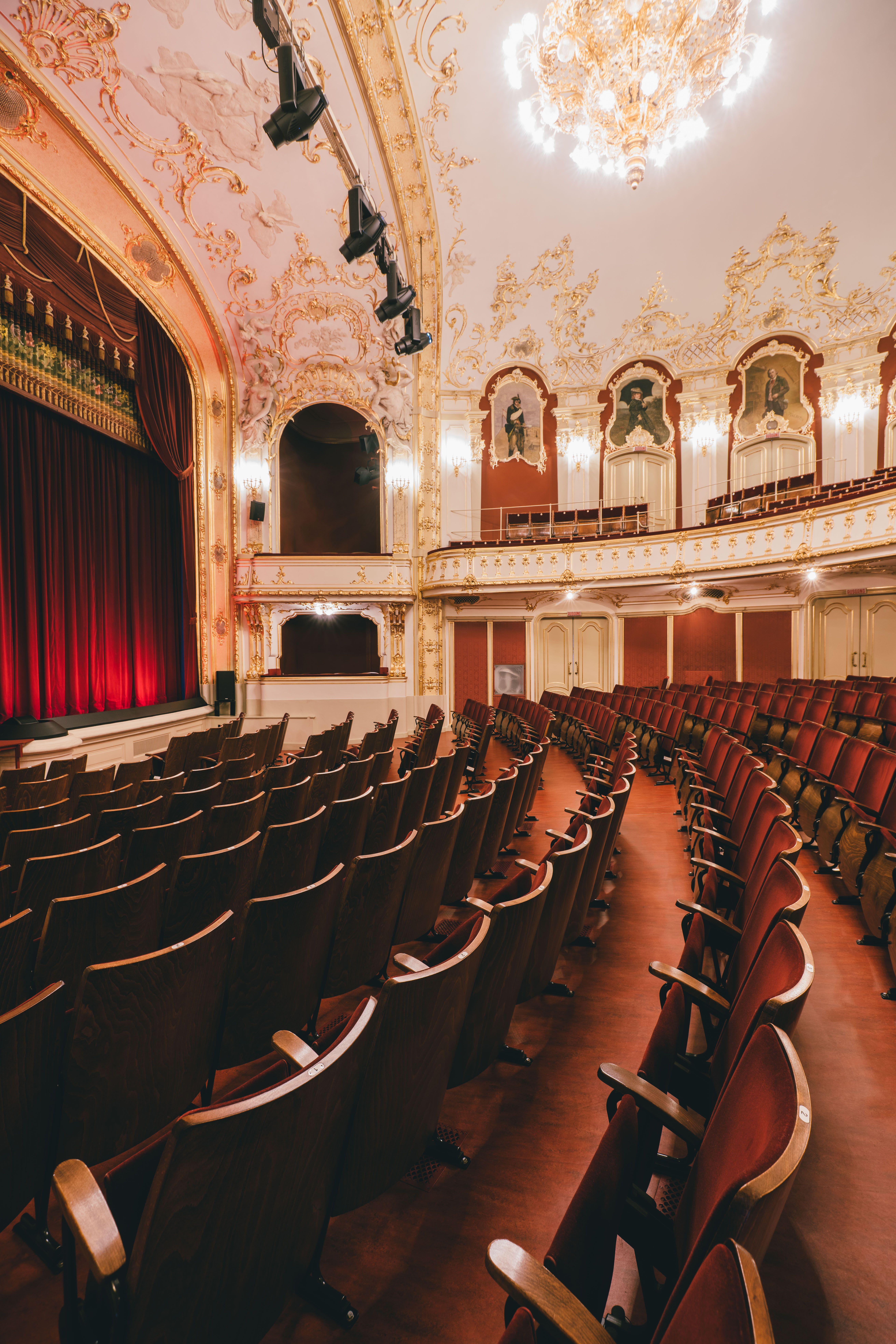 Das Stadttheater Berndorf strahlt eine elegante Atmosphäre aus, die Besucher in eine Welt voller Kunst und Kultur entführt. Die prunkvolle Architektur und die stilvollen Sitzreihen laden dazu ein, unvergessliche Aufführungen zu genießen und sich von der Magie des Theaters verzaubern zu lassen.