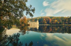 Umgeben von bunten Herbstblättern spiegelt sich das majestätische Schloss Hernstein friedlich im klaren Wasser des Sees. Die sanften Hügel im Hintergrund laden zu einem entspannten Spaziergang ein, während die frische Luft die Sinne belebt.