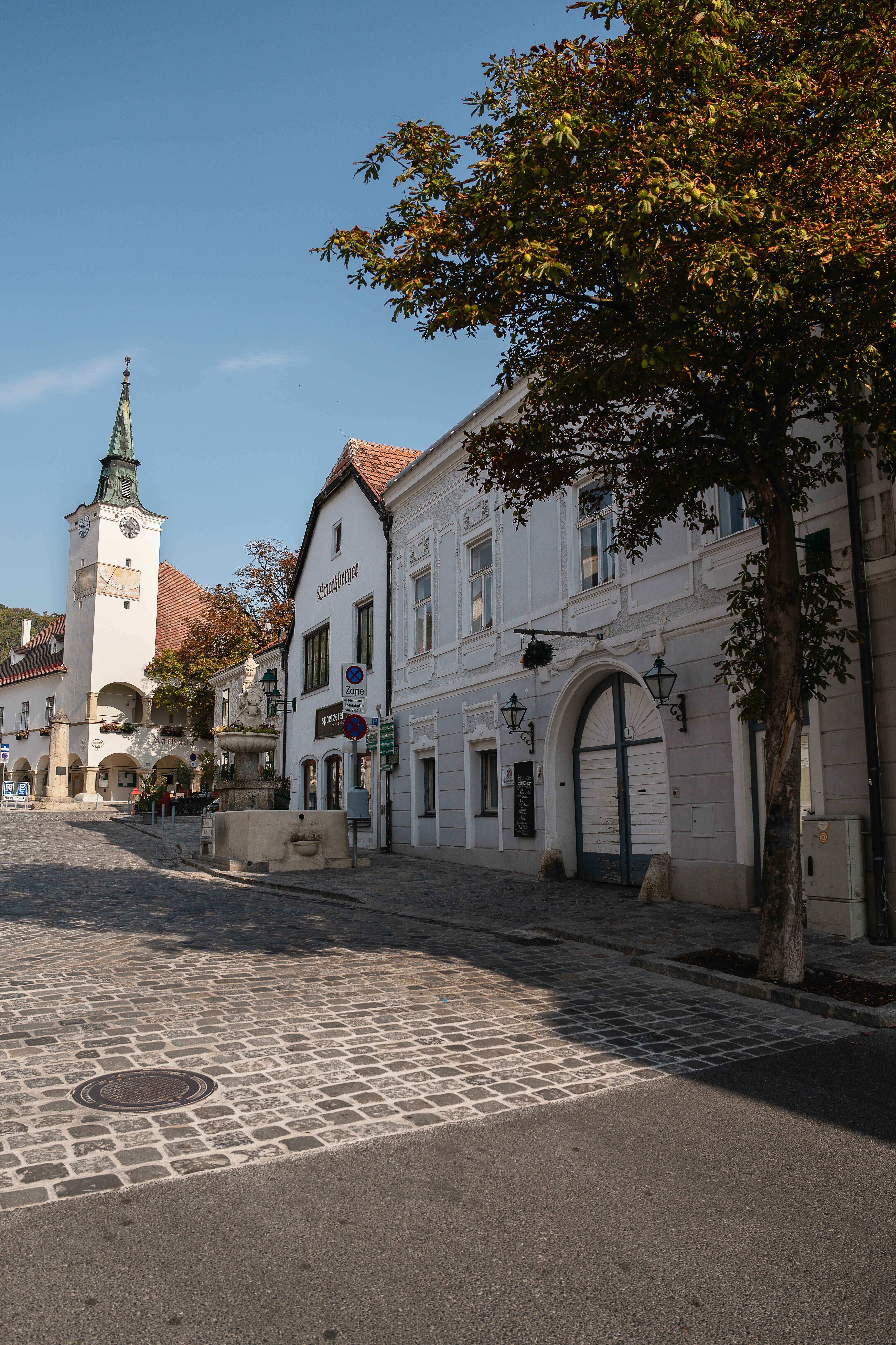 Die Außenfront des Heurigen spaetrot: historisches Gebäude in warmen Farbtönen im Ortszentrum von Gumpoldskirchen.