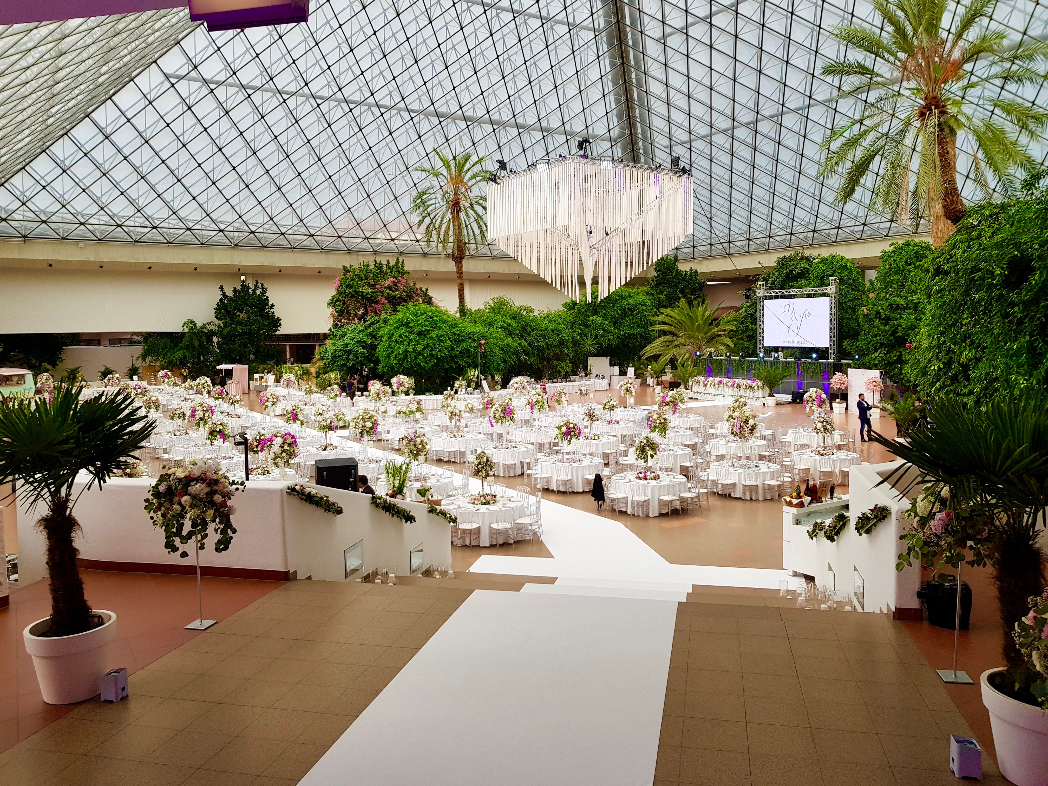 Festlich gedeckter Veranstaltungssaal im hellen und offenem Eventhotel Pyramide