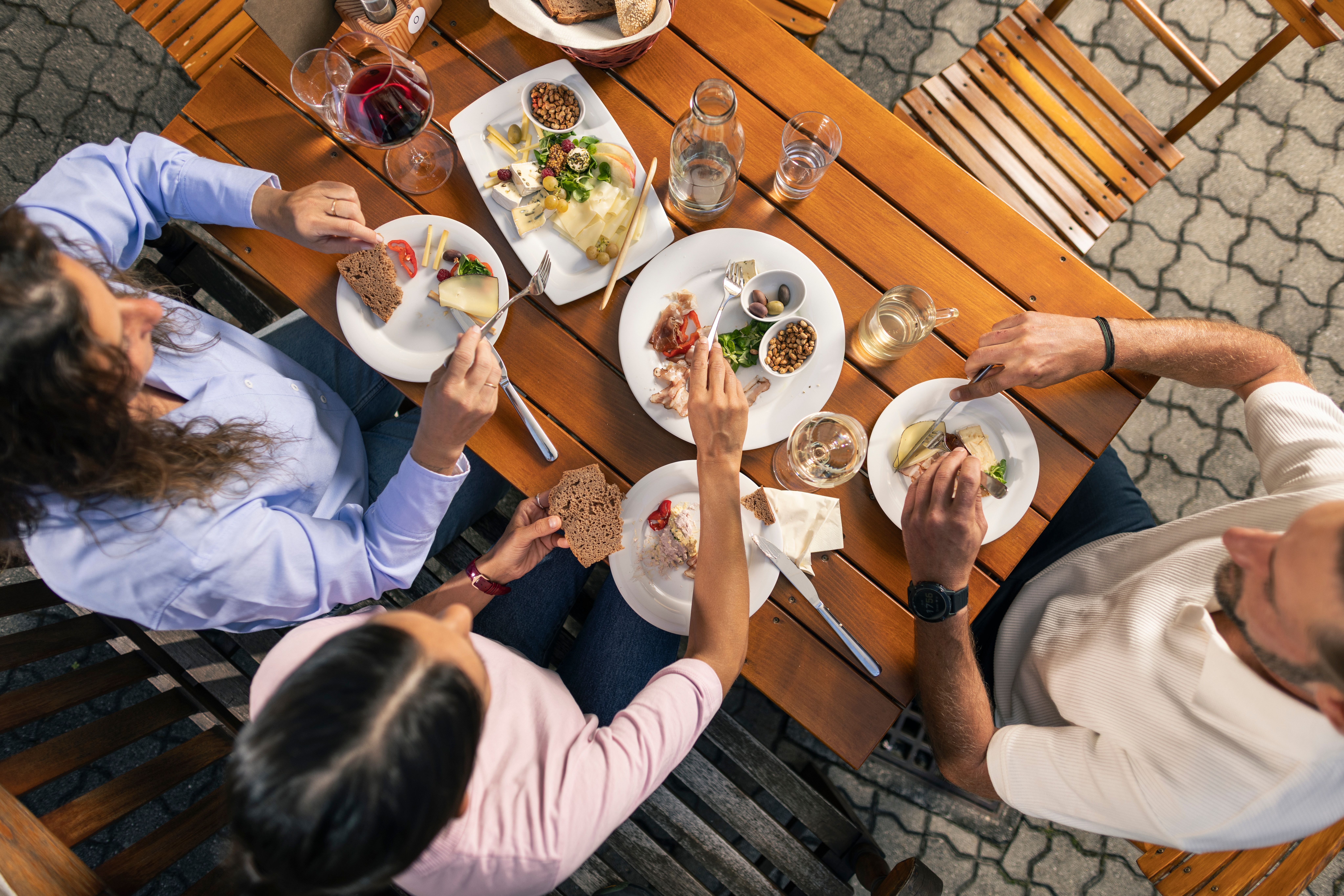 In der kühlen Abenddämmerung erstrahlt der Innenhof des Weinguts in warmem Licht. Gemütliche Sitzgelegenheiten laden dazu ein, die frische Luft und die ruhige Atmosphäre zu genießen, während der Duft von Wein und regionalen Köstlichkeiten in der Luft liegt.