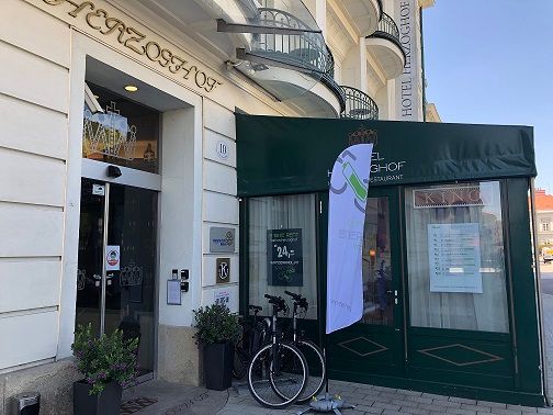Leihradstation vor dem Hotel Herzoghof in Baden