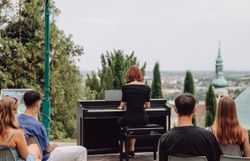 Mondscheinkonzert in Baden bei Wien am Bellevue Platz im städtischen Kurpark.