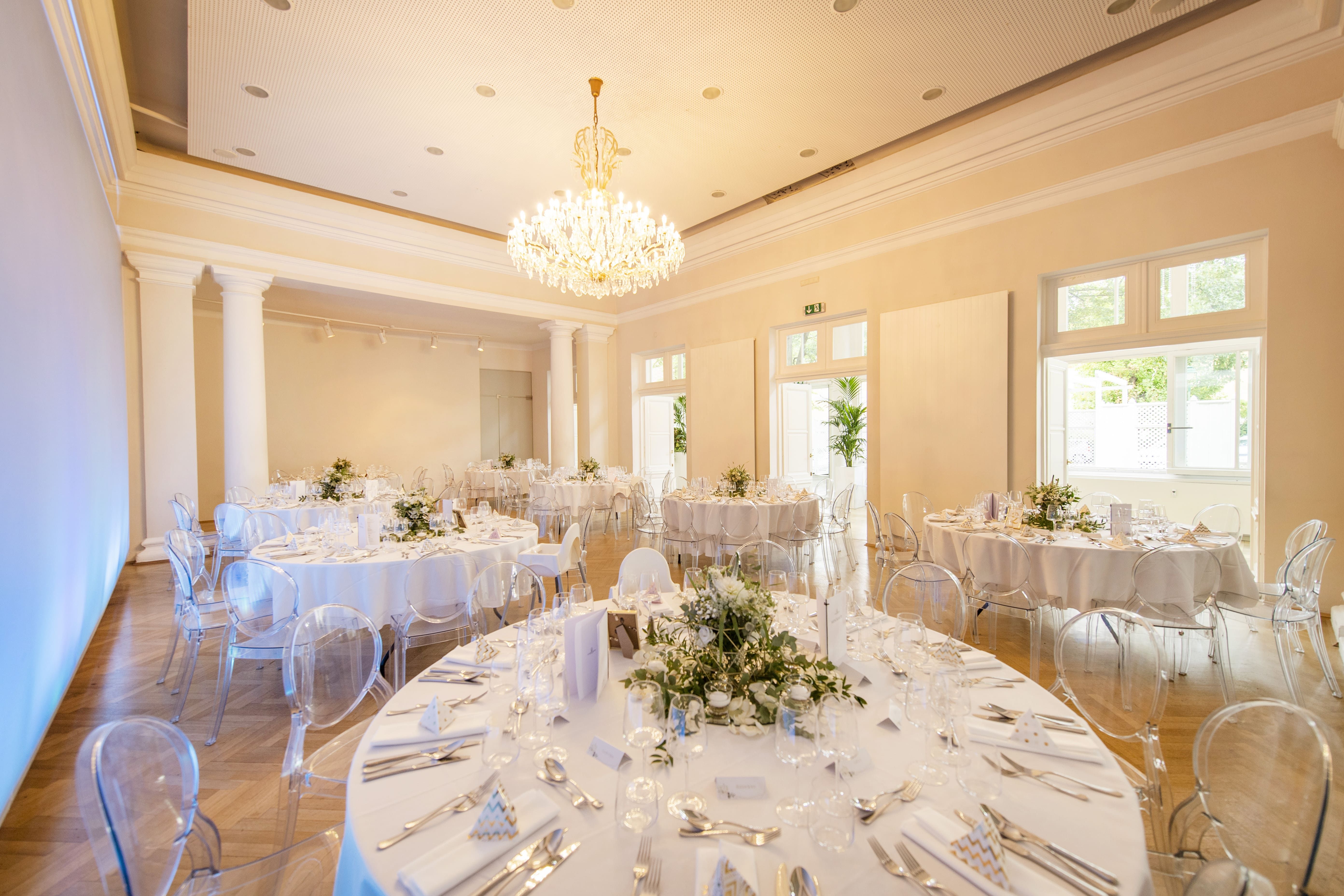 Festlich gedeckter Festsaal im historischen und prunkvollen Kursalon Mödling.