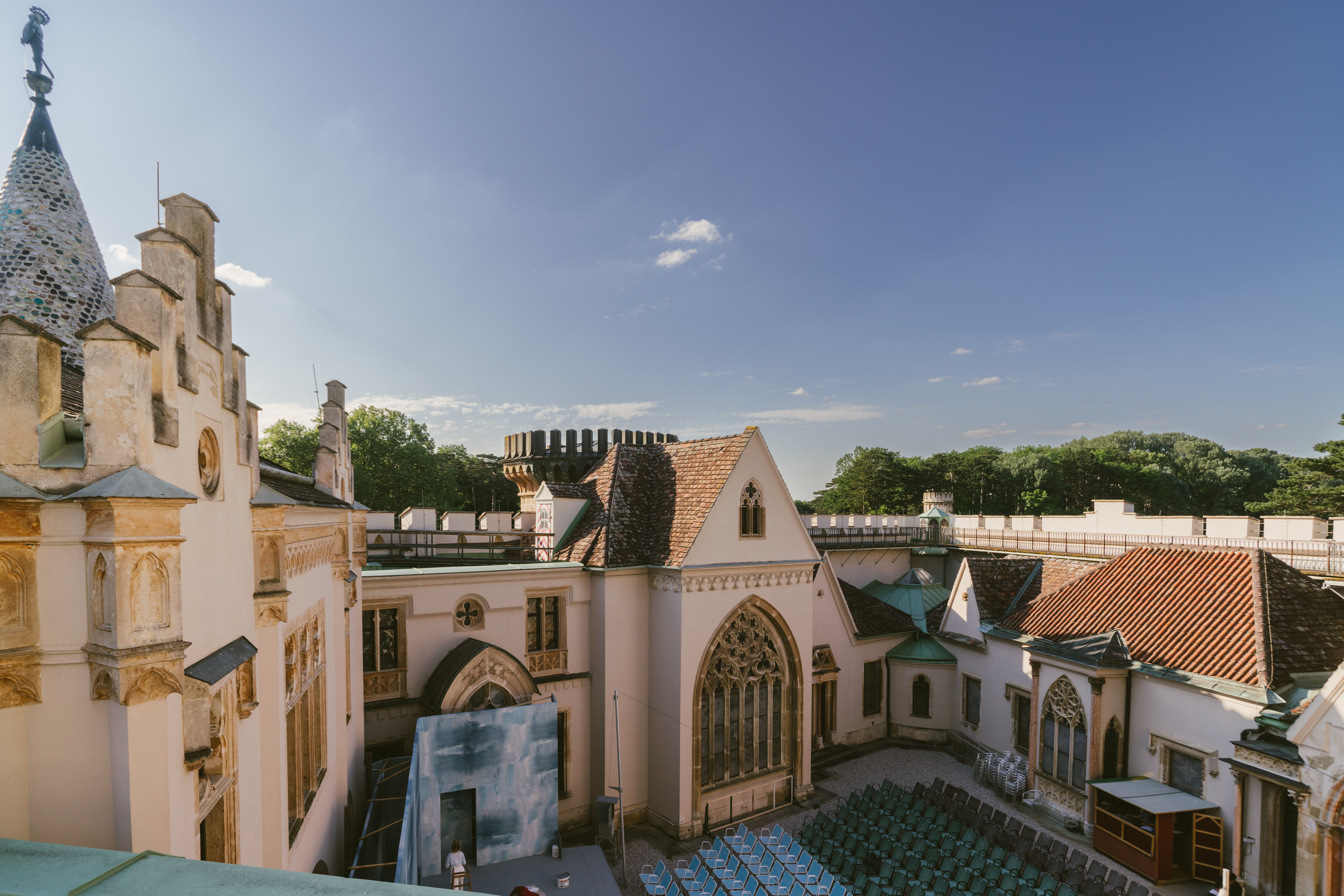 Die malerische Kulisse des historischen Theaters inmitten der beeindruckenden Architektur lädt zu unvergesslichen Erlebnissen ein. Hier, wo Kultur und Natur harmonisch verschmelzen, entfaltet sich die Schönheit des Wienerwaldes in voller Pracht. Genießen Sie die Atmosphäre eines Festivals, das die Sinne verzaubert.