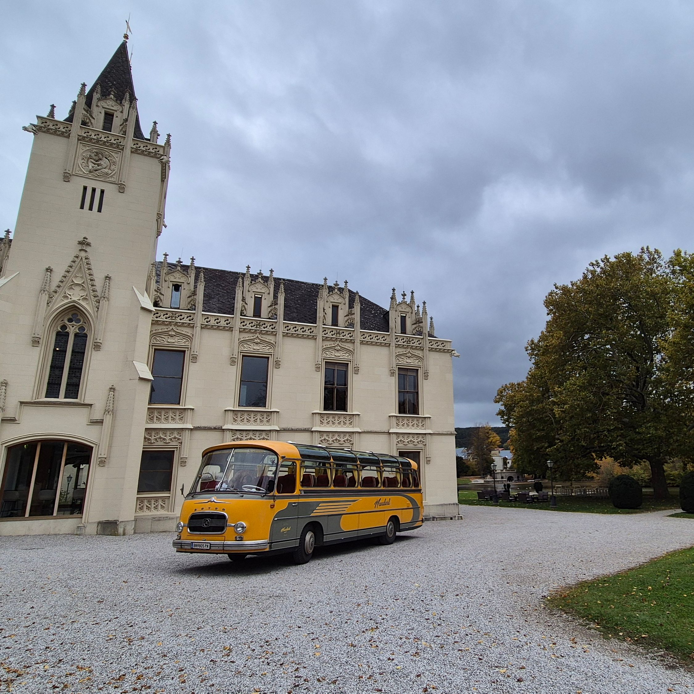 Oldtimer Bus vor dem historischen Schloss Hernstein