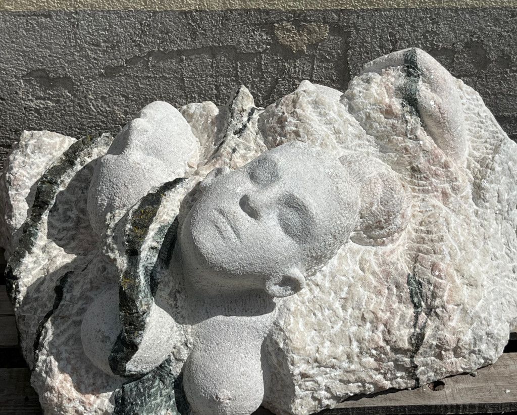 Mädchen im Wellenmeer, Hartensteiner Marmor, 40x60x90cm