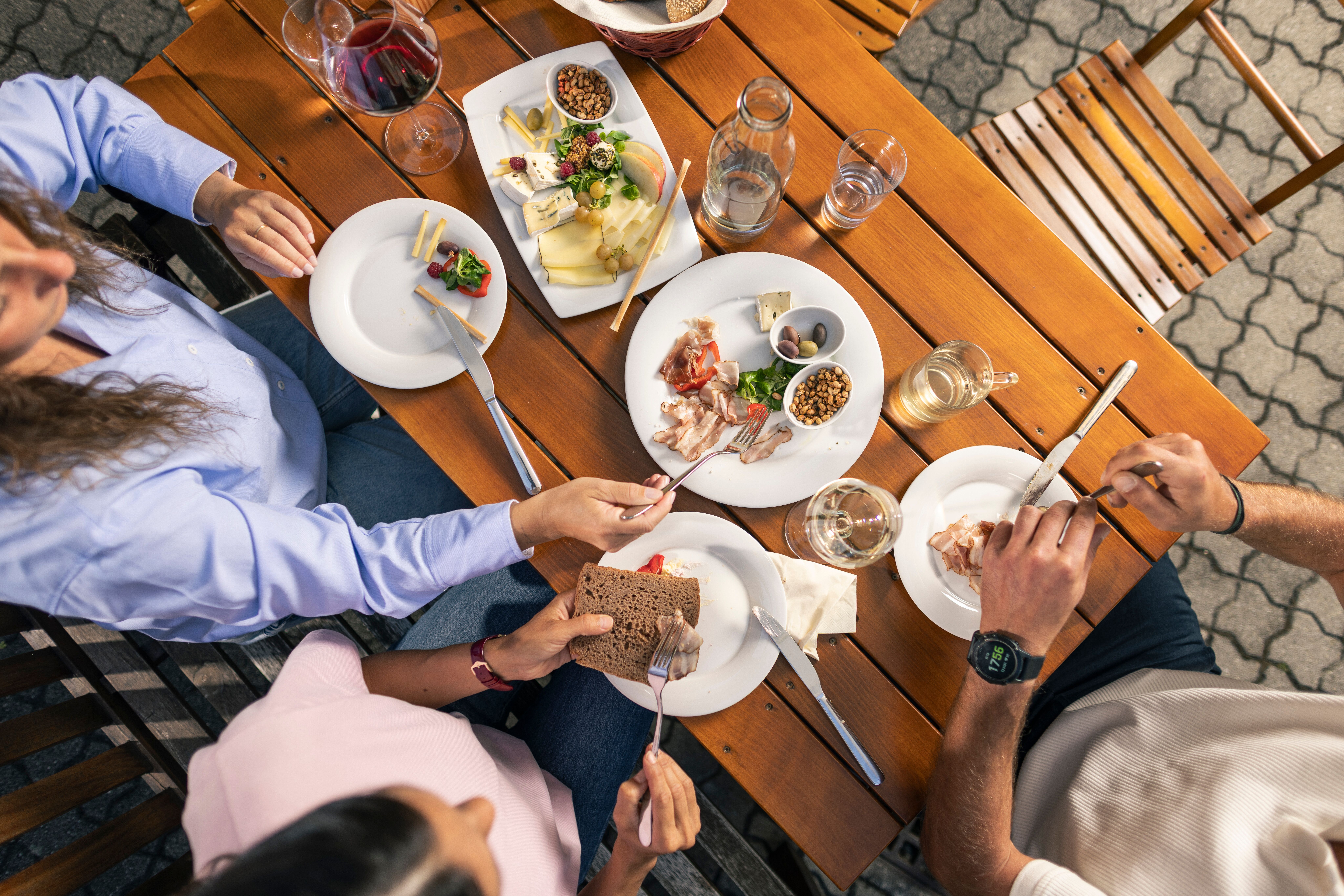 Die sanften Hügel des Wienerwaldes umarmen die Weinreben, die in der warmen Abendsonne leuchten. Ein Gefühl von Ruhe und Harmonie durchdringt die Luft, während die Natur ihre Farbenpracht entfaltet. Hier, wo Wein und Architektur aufeinandertreffen, wird jeder Moment zu einem unvergesslichen Erlebnis.