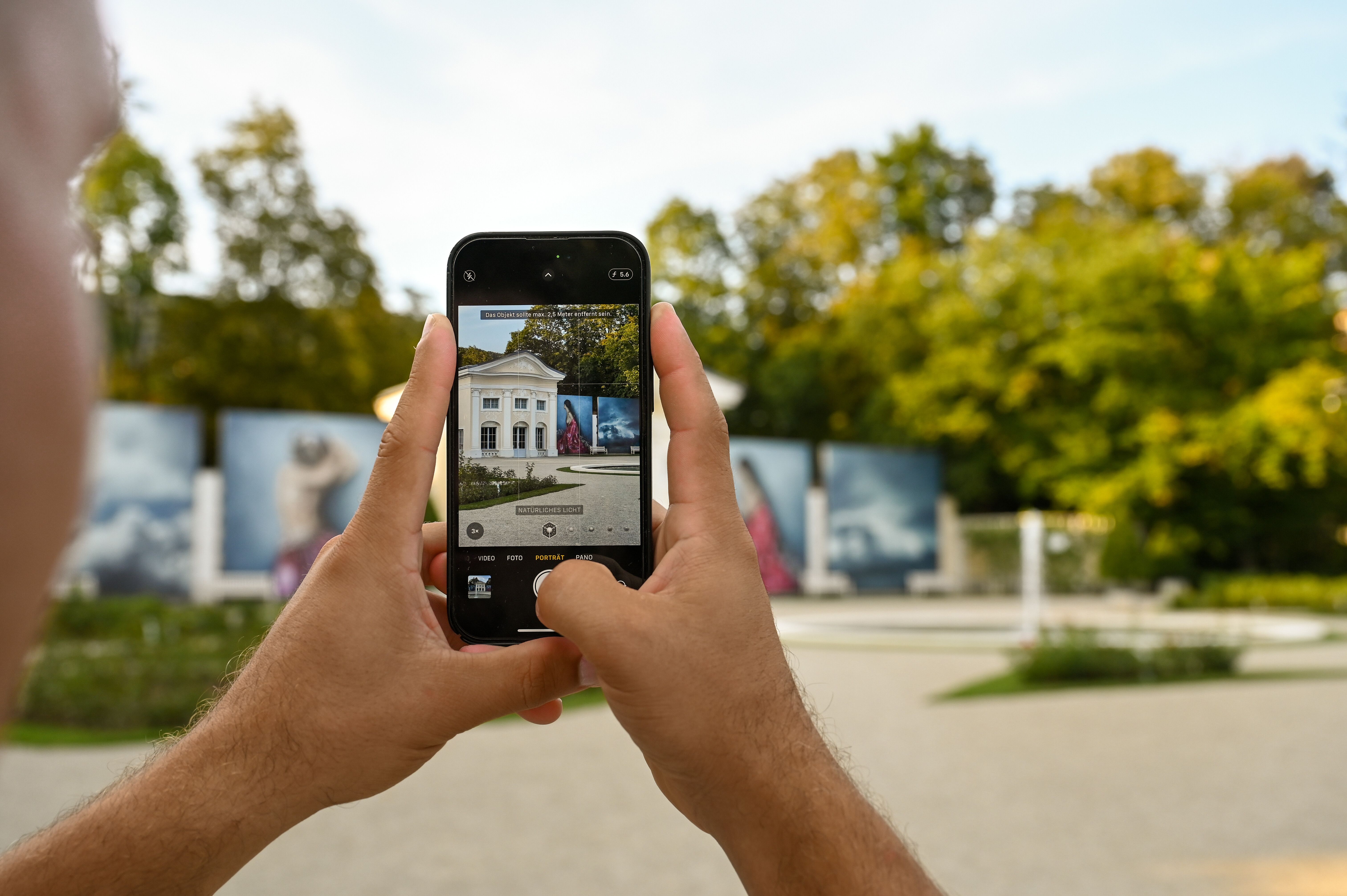 Die sanften Hügel des Wienerwaldes umarmen die malerische Stadt, während die warmen Sonnenstrahlen die Farben der Natur zum Leuchten bringen. Ein Spaziergang durch die blühenden Gärten und die historischen Straßen lädt dazu ein, die Seele baumeln zu lassen und die Schönheit der Umgebung zu genießen.