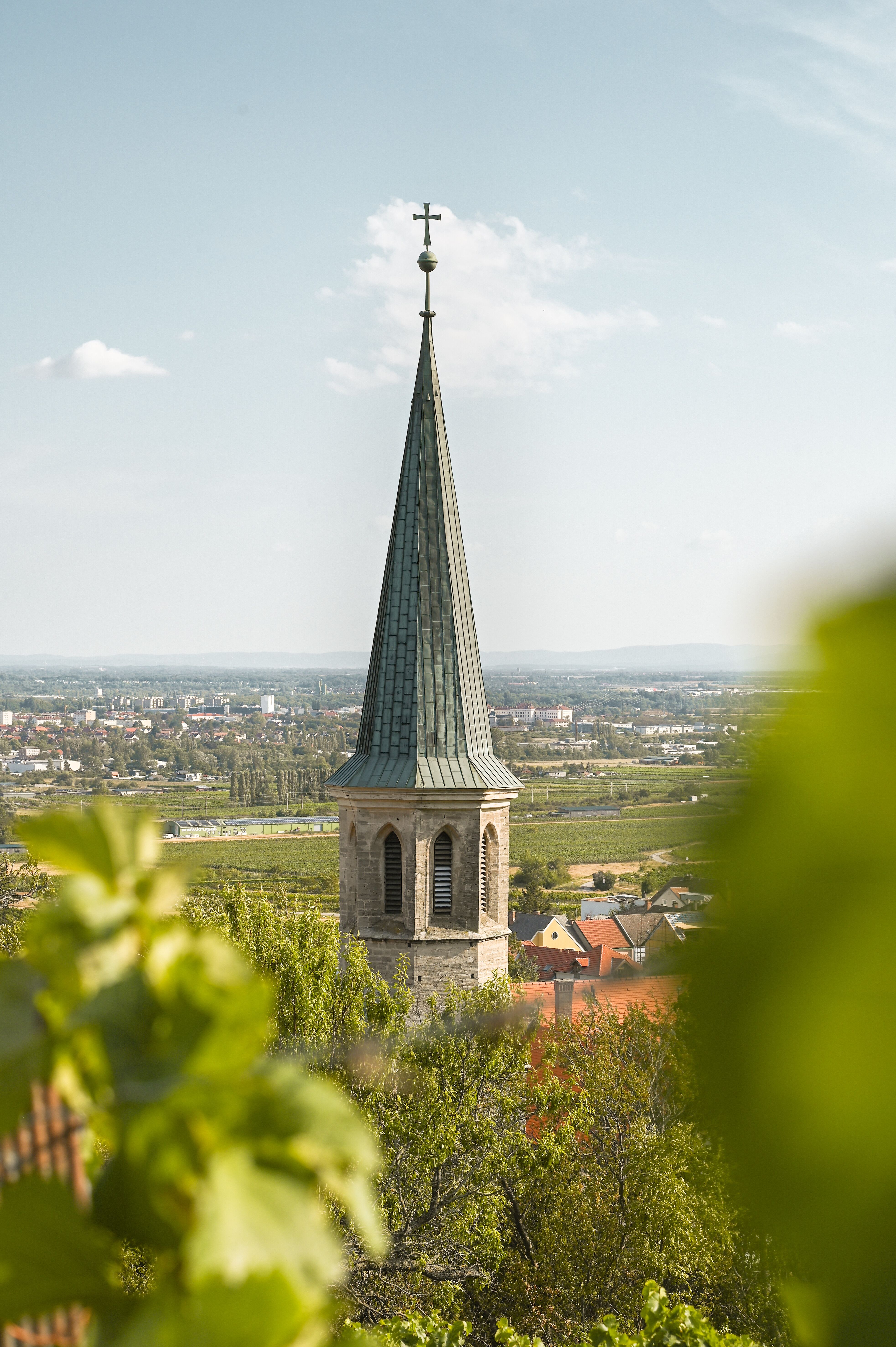 Die sanften Hügel des Wienerwaldes umarmen das malerische Dorf, während der Kirchturm stolz in den Himmel ragt. Die grüne Landschaft erstreckt sich bis zum Horizont und lädt zu unvergesslichen Wanderungen ein. Hier, wo Tradition und Natur harmonisch verschmelzen, erleben Besucher die Schönheit des ländlichen Lebens.