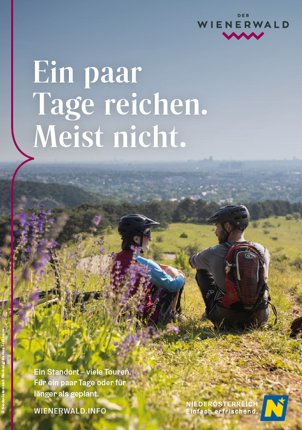Postkarte mit 2 Mountainbiker:innen welche die Aussicht genießen. Slogan: Ein paar Tage reichen. Meist nicht.