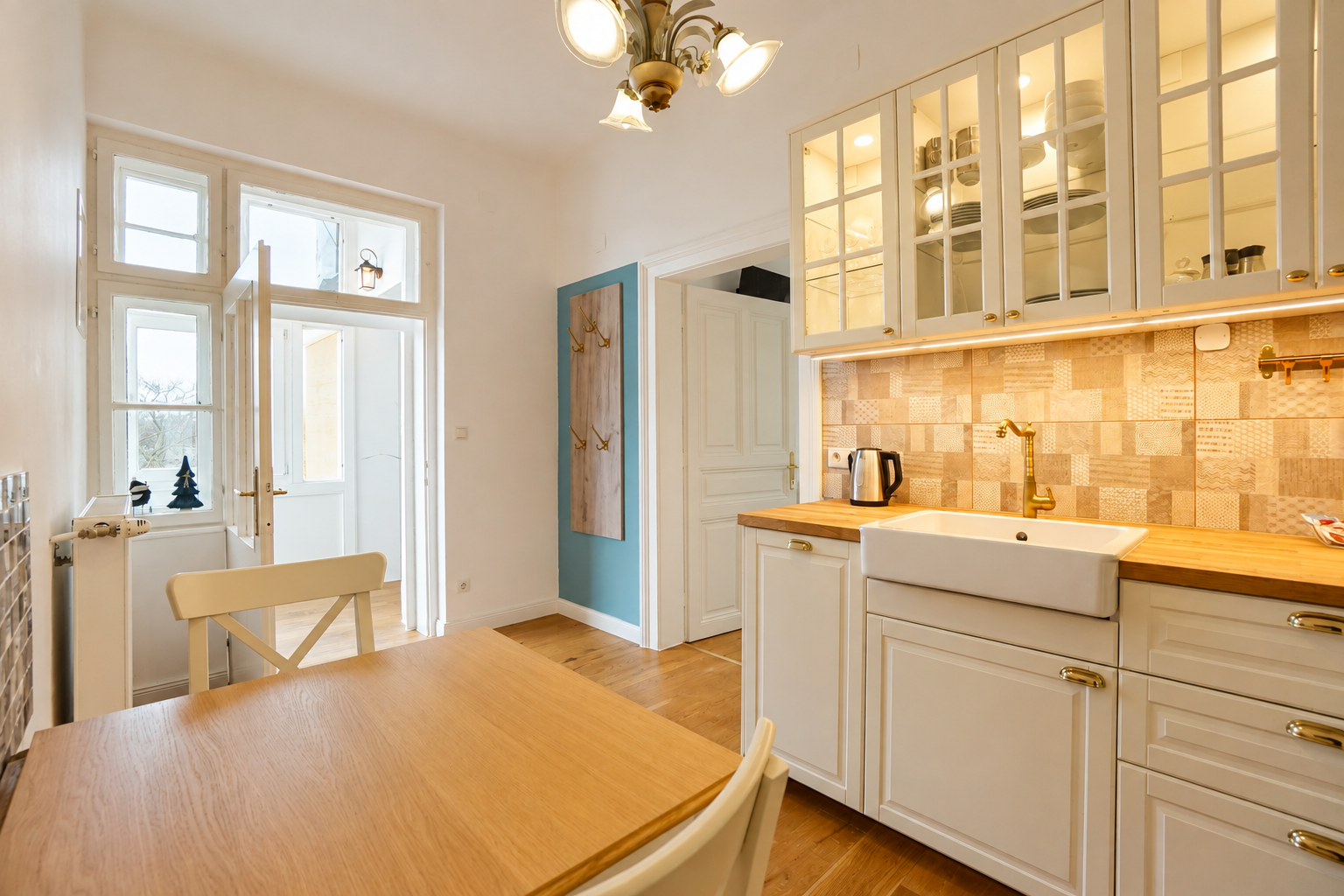 Apartment_Lara_02_Kueche_Essbereich_Eingang