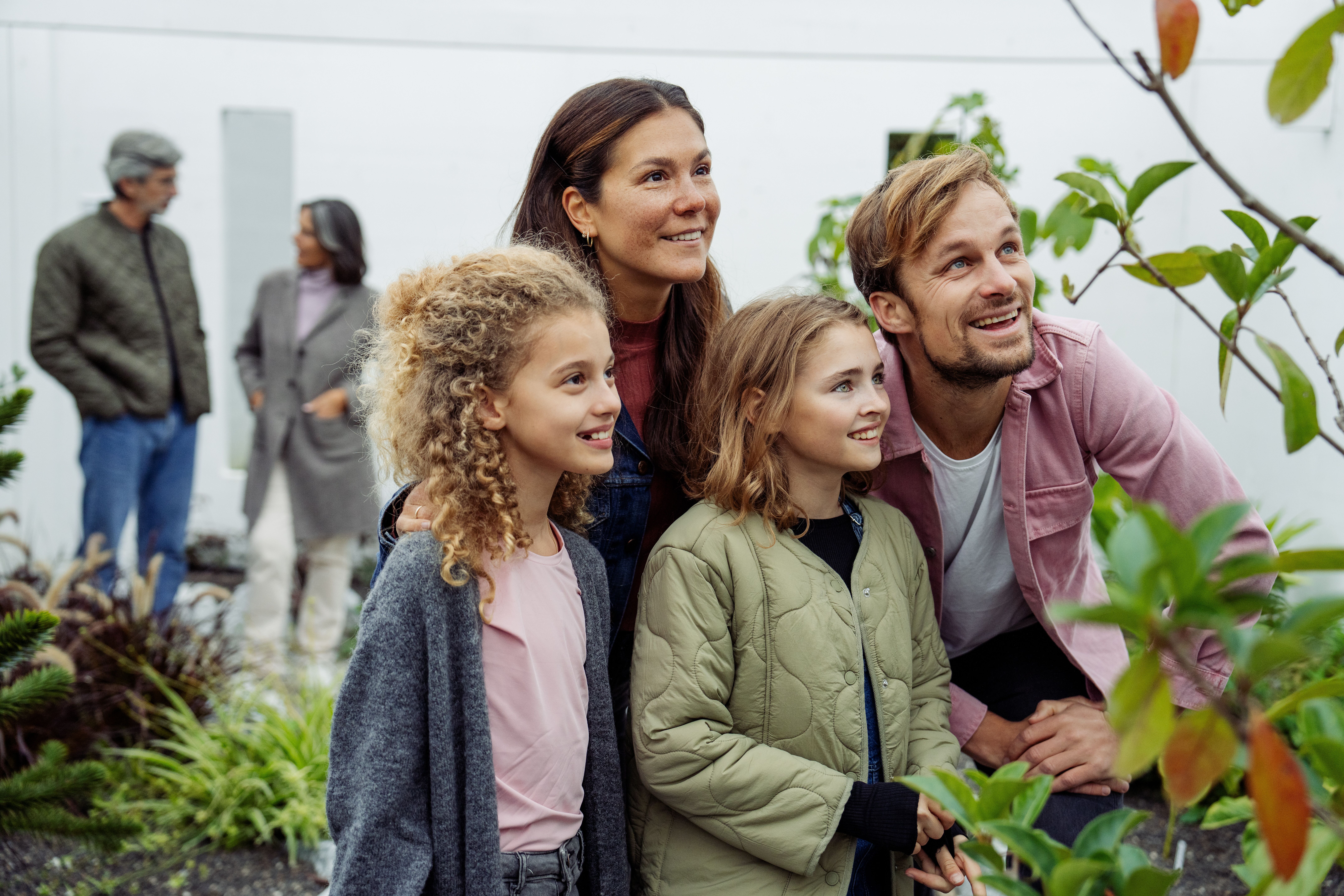In den Kittenberger Erlebnisgärten strahlt die Freude der Familie inmitten blühender Pflanzen und lebendiger Farben. Die Kinder entdecken neugierig die Vielfalt der Natur, während die Erwachsenen die entspannte Atmosphäre genießen. Ein perfekter Ort für unvergessliche Momente im Freien.