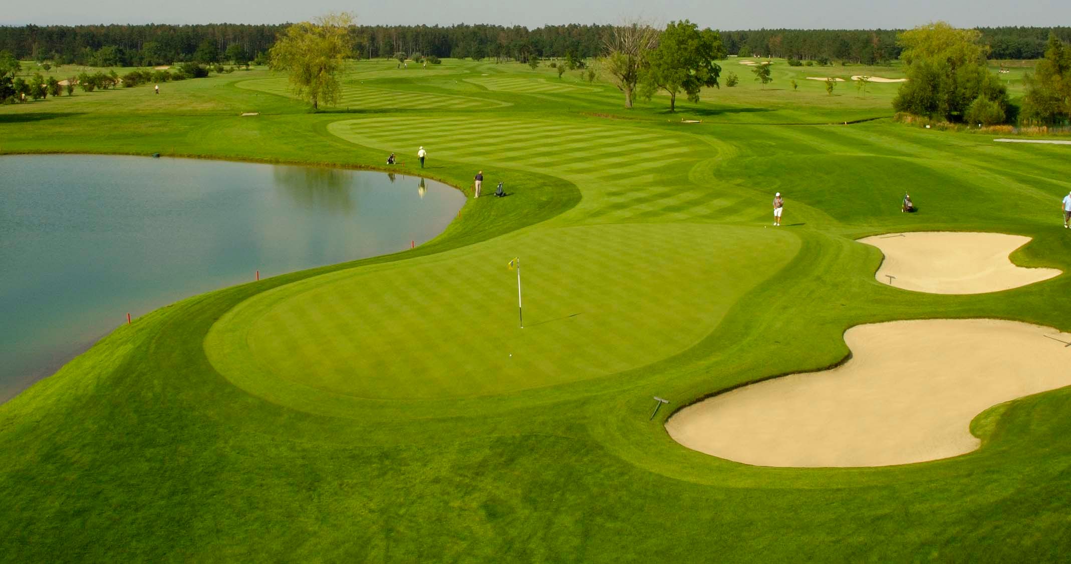 Golfplatz mit Wasserhindernis und Sandbunker