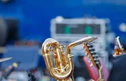 Die goldenen Blasinstrumente funkeln im Sonnenlicht und versprechen musikalische Höhepunkte. Umgeben von einer lebhaften Atmosphäre, laden die Klänge der Musik dazu ein, die Seele baumeln zu lassen und den Sommer in vollen Zügen zu genießen.