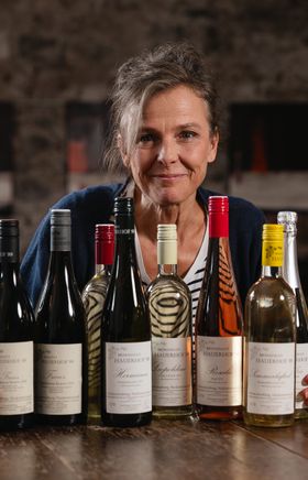 Im Hauerhof 99 offenbart Isabella Rohringer stolz die Vielfalt ihrer Bio-Weine in den charmanten Räumlichkeiten ihres Restaurants.