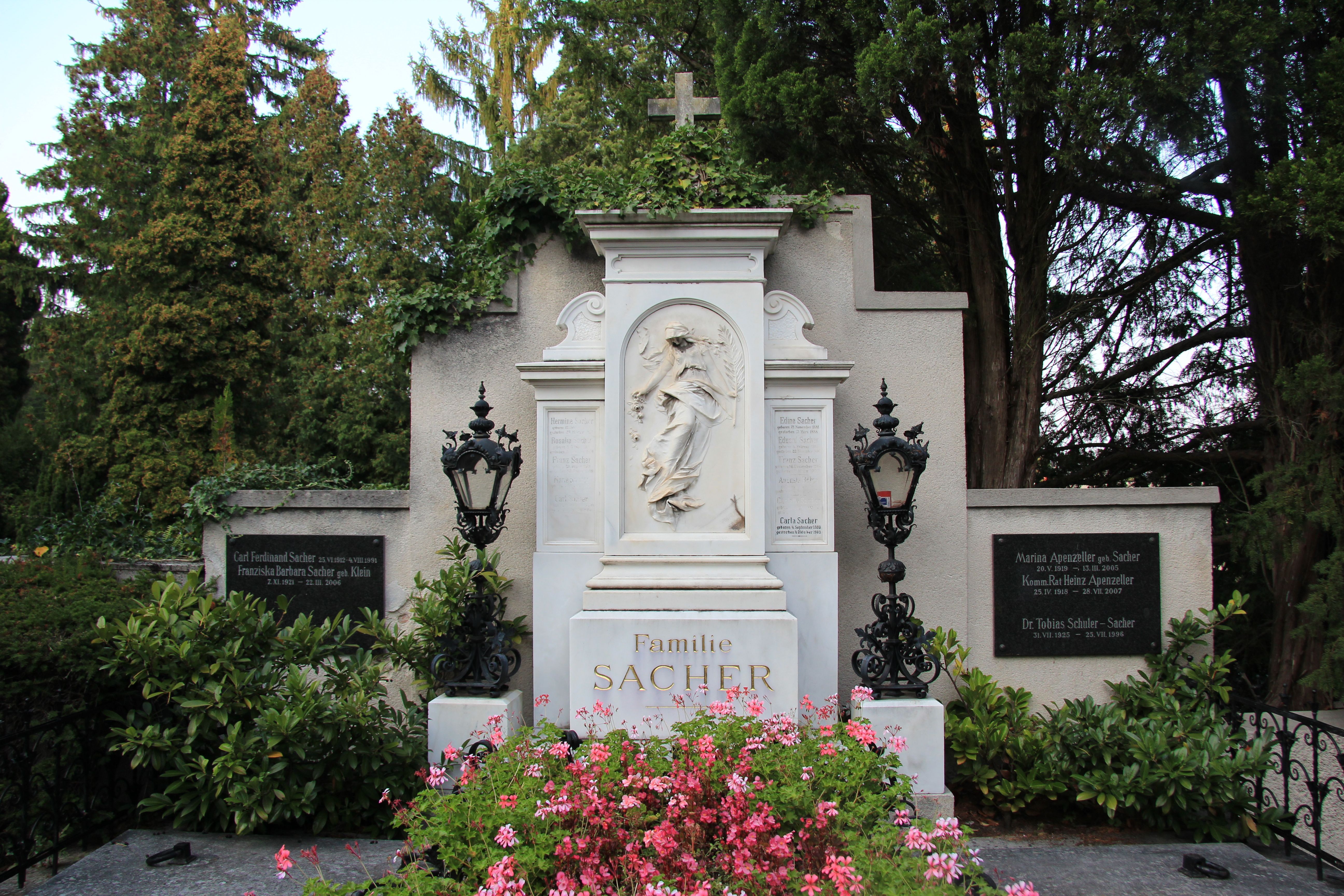 Helenenfriedhof, Grab Familie Sacher 