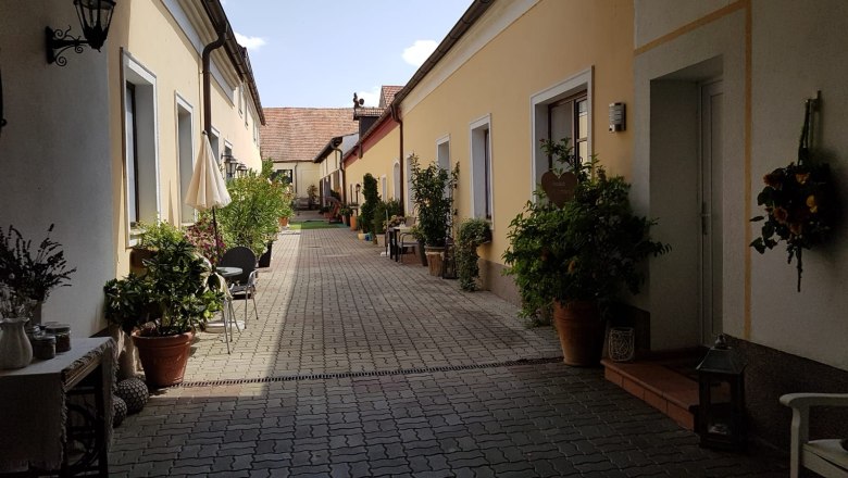 Hof innen Richtung Stadl, &copy; Biohof Resch