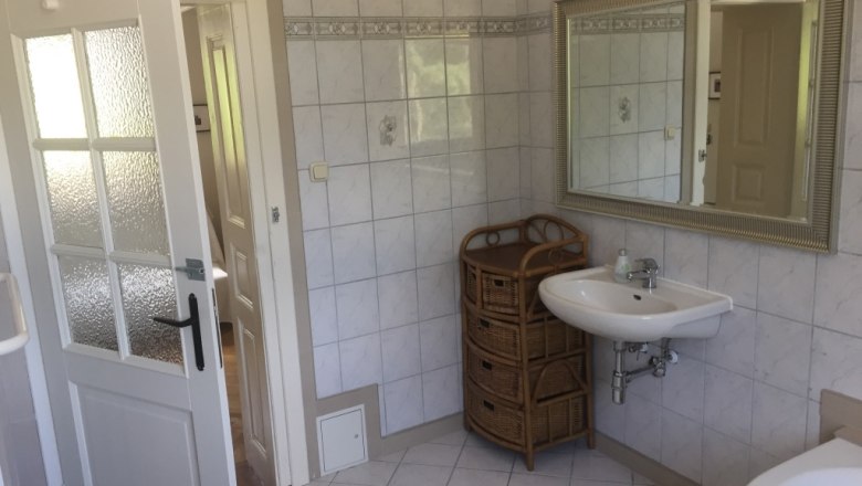 Spacious bathroom in the former train attendant's apartment, &copy; M. Schorn