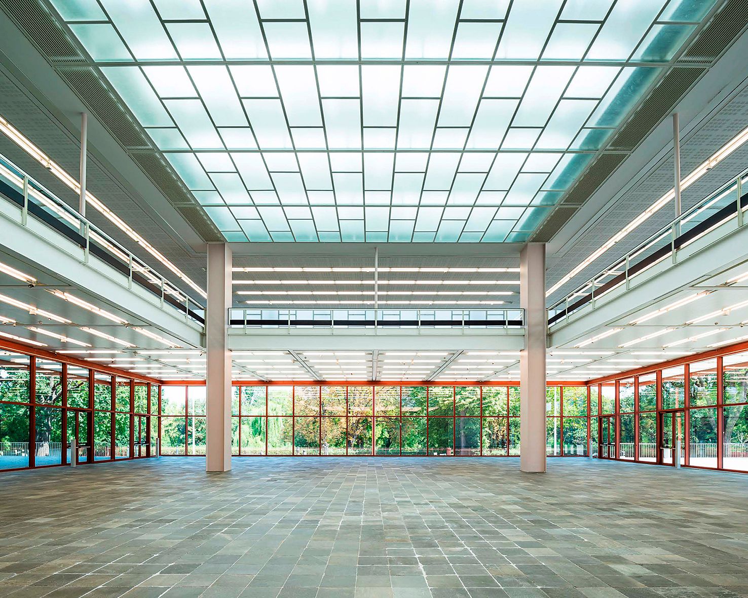 Innenansicht des Belvedere 21 mit großer Glasdecke und Fensterfront.