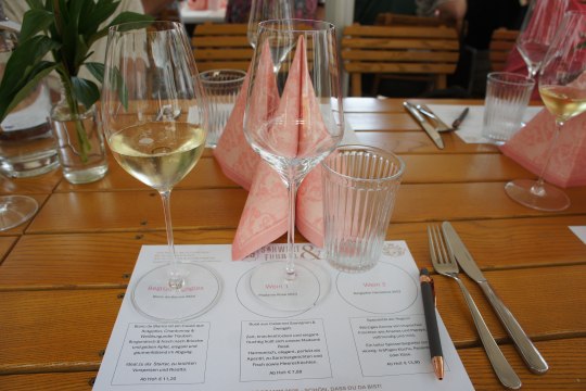 Gedeckter Tisch beim Heurigen, © Wienerwald Tourismus