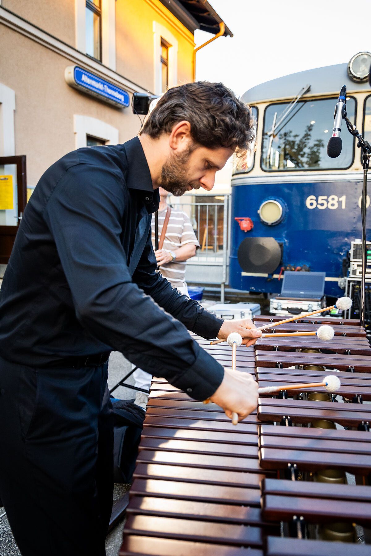 Ein talentierter Musiker bringt mit seinem Spiel auf der Marimba die Atmosphäre des Kultursommers zum Leben. Umgeben von der malerischen Kulisse des Triestingtals, zieht die Musik die Zuhörer in ihren Bann und schafft unvergessliche Momente.