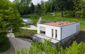 Modernes Gebäude im Donati Garten mit umliegender Natur.