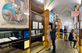 Besucher im Literaturmuseum der &Ouml;sterreichischen Nationalbibliothek betrachten Ausstellungen.
