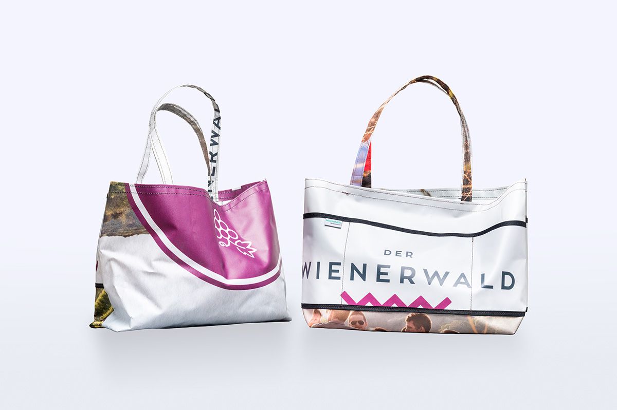 Handgefertigte Tasche aus alten Werbebannern der Genussmeile