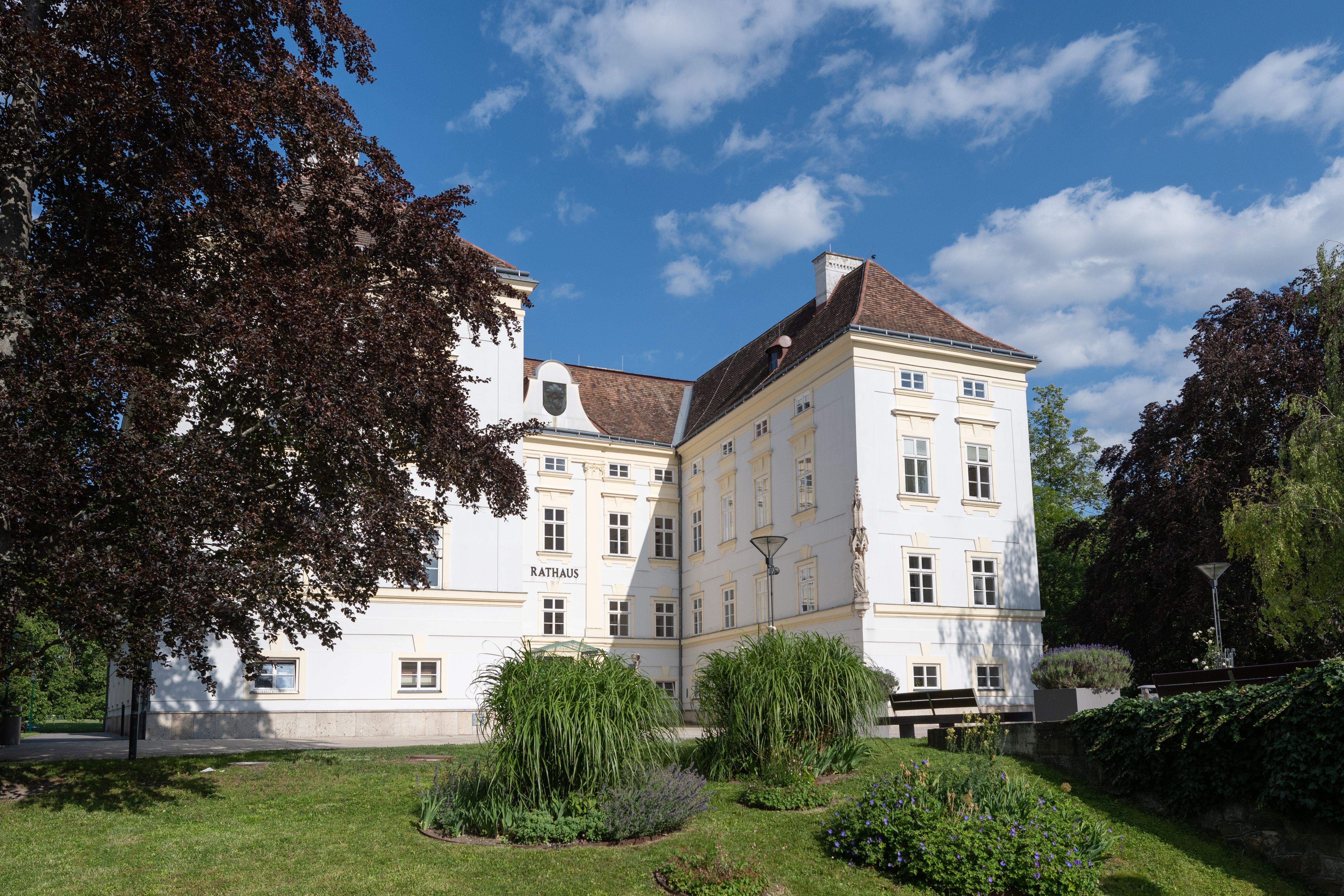 Schloss Bad Vöslau im Sommer