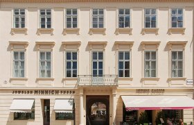 Historisches Gebäude mit Geschäften und Café in Baden.