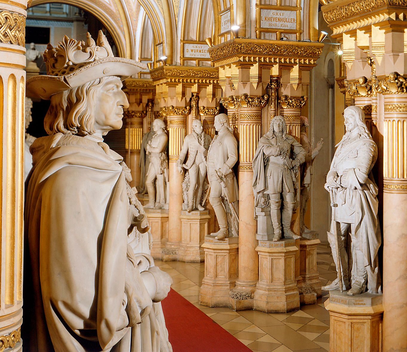 Statuen in einem prunkvollen Raum mit Säulen im Heeresgeschichtlichen Museum.