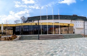 Außenansicht eines modernen Gebäudes mit der Aufschrift 'BRUNO'.