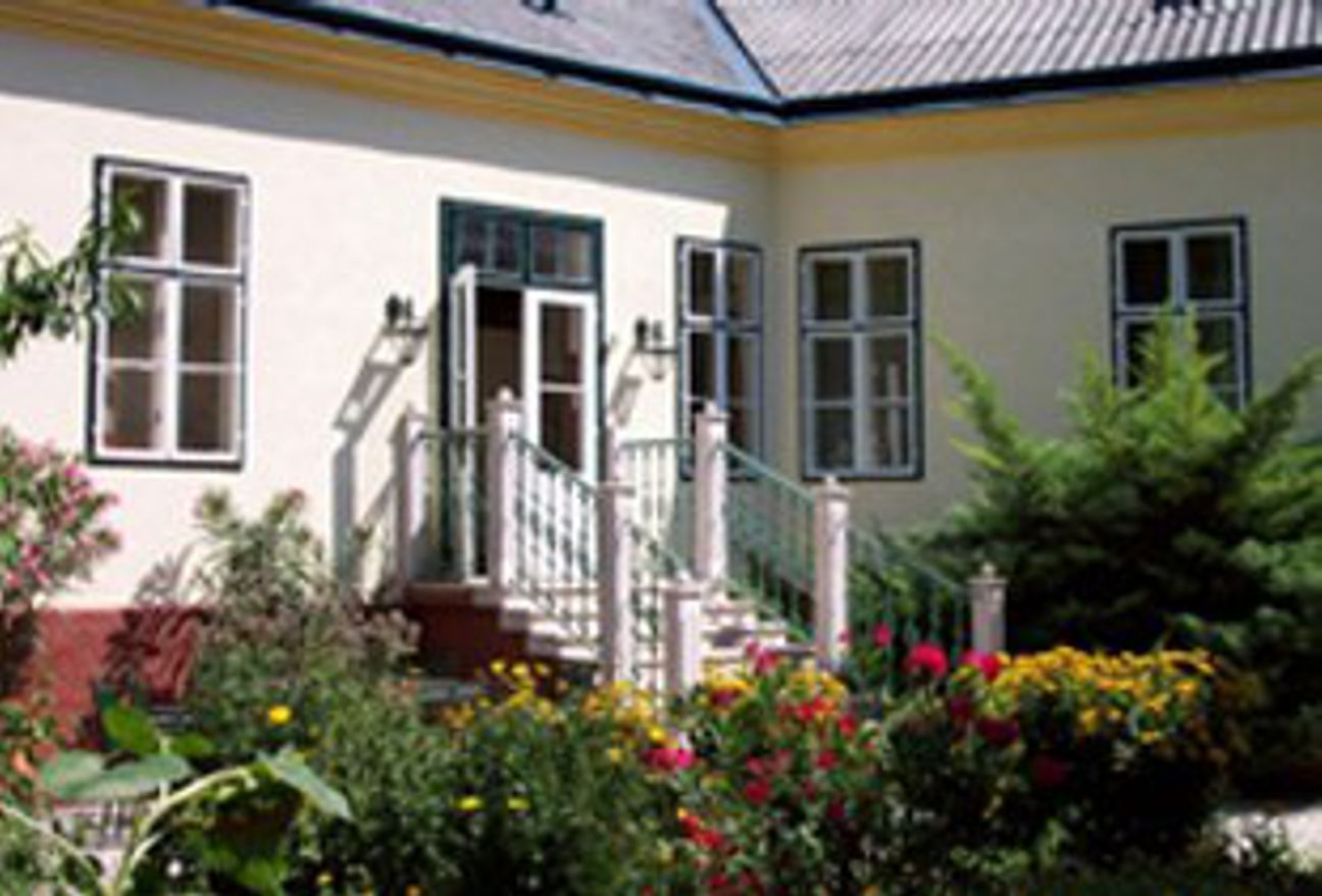 Außenansicht eines Hauses mit Garten und Blumen.