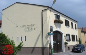 Ein G&auml;stehaus mit der Aufschrift 'G&auml;stezimmer am Bauernhof Fam. Z&ouml;chmeister'.