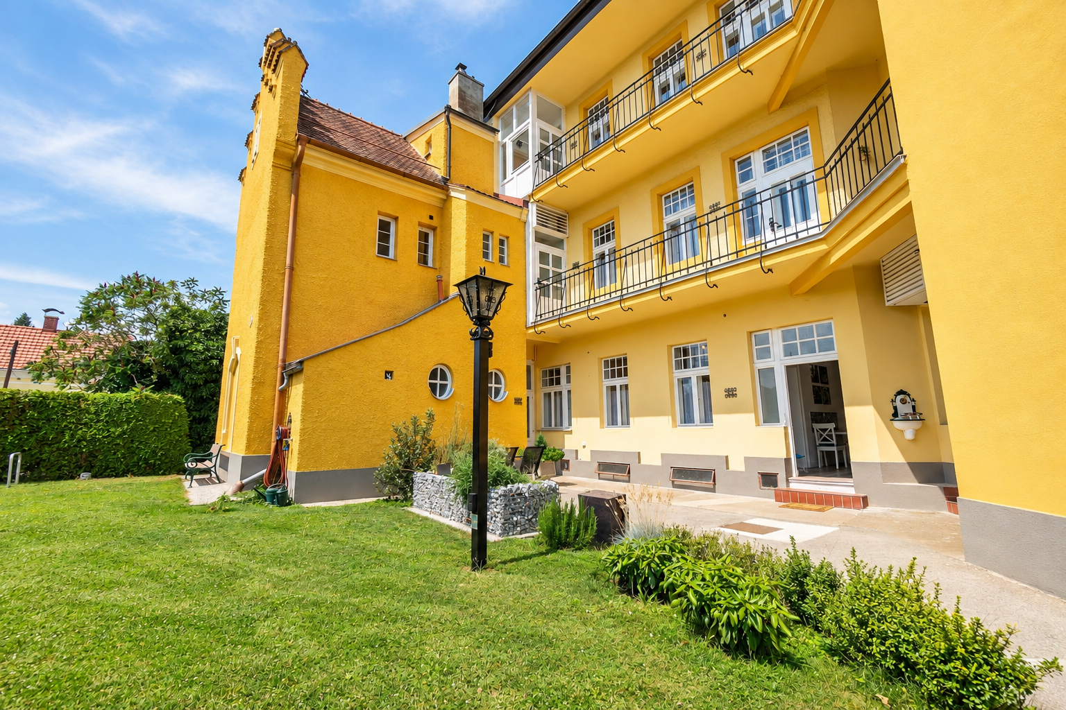 Albizia_Aussenansicht_Innenhof_Titelbild