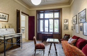 Innenansicht des Sigmund Freud Museums mit antiken M&ouml;beln und Bildern an der Wand.