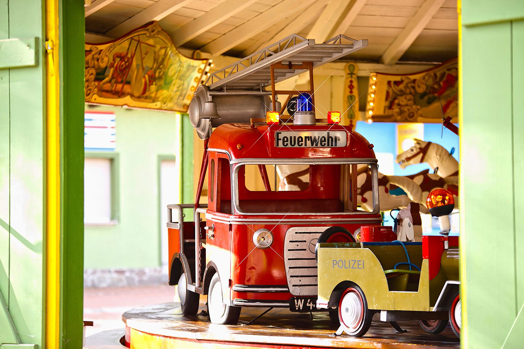 Karussell mit Feuerwehr- und Polizeiauto im Böhmischen Prater.