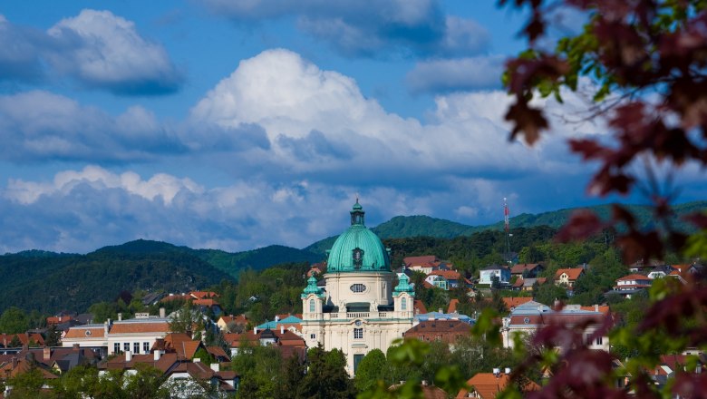 Stadtansicht von Berndorf mit Kirche und Hügeln im Hintergrund.